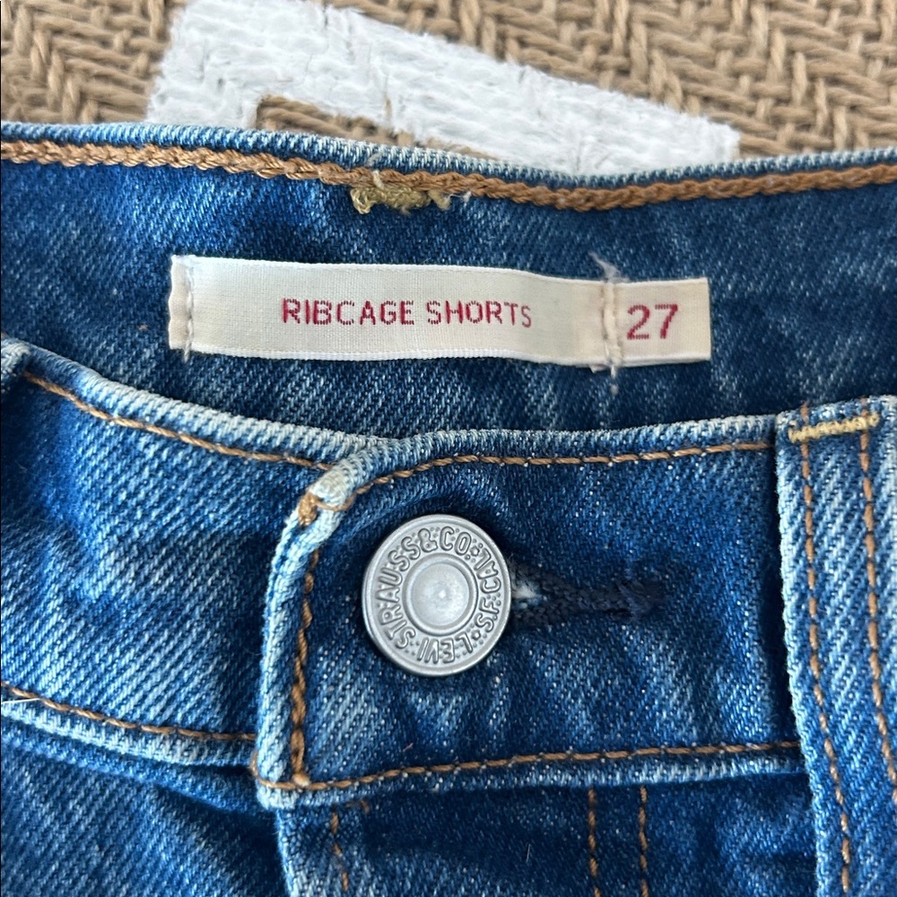 Levi’s premium Denim ribcage High-Waisted Women Shorts size 27 - Picture 2 of 9